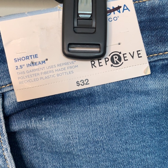 ARIZONA NWT BLUE STRETCH DENIM SHORTS SIZE 21 - Picture 3 of 8